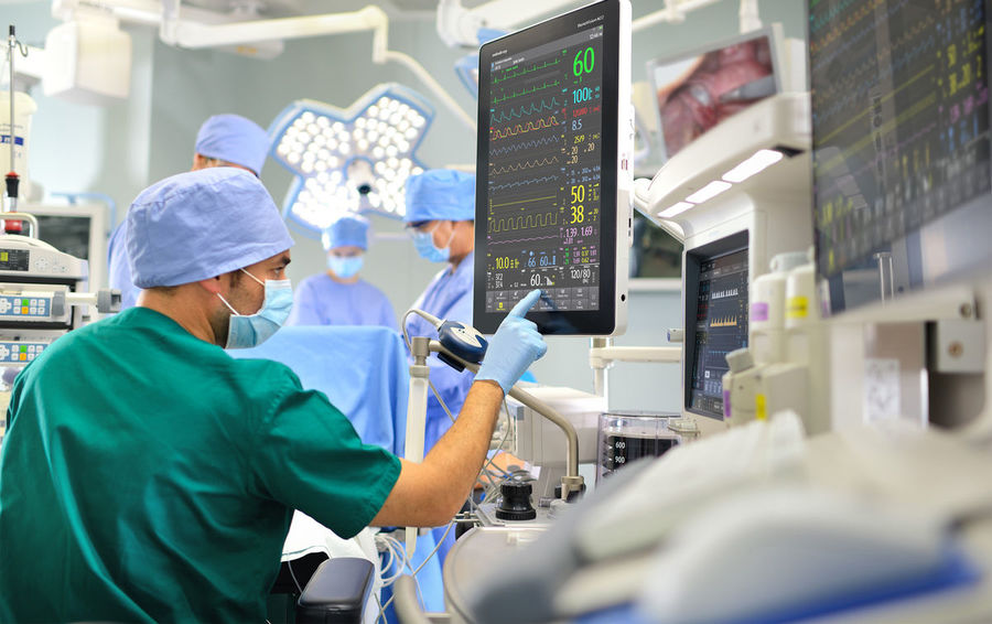 Technology and electrical installations in operating rooms